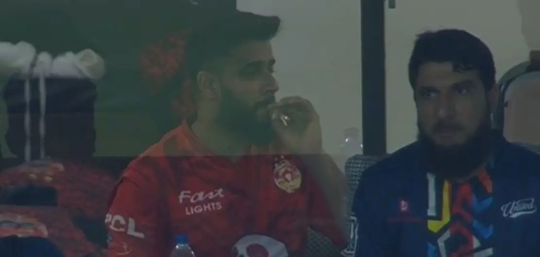 Imad Wasim Caught Smoking in PSL 2024 Final