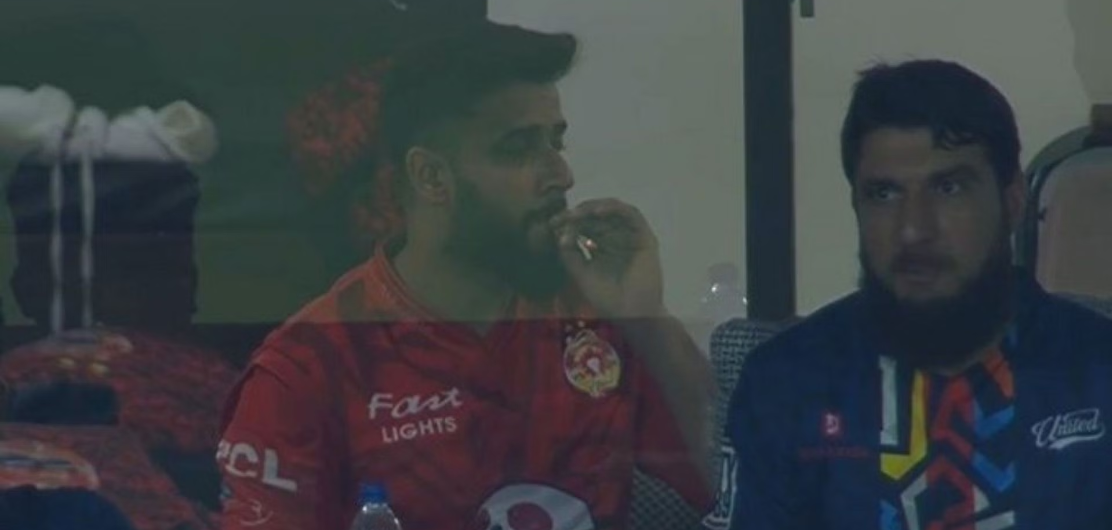 Imad Wasim Caught Smoking in PSL 2024 Final