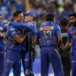 Mumbai Indians 2025 के ऑलराउंडर Arjun Tendulkar हाल ही में एयरपोर्ट पर आर्मी प्रिंट पायजामा और टीम टी-शर्ट में नजर आए। IPL 2025 फिलहाल एक हफ्ते के लिए सस्पेंड कर दिया गया है।