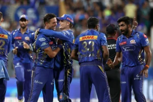 Mumbai Indians 2025 के ऑलराउंडर Arjun Tendulkar हाल ही में एयरपोर्ट पर आर्मी प्रिंट पायजामा और टीम टी-शर्ट में नजर आए। IPL 2025 फिलहाल एक हफ्ते के लिए सस्पेंड कर दिया गया है।